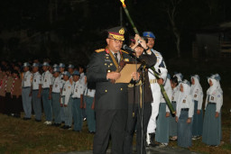 Di Bawah Pendar Obor Malam Sakral Kemerdekaan, Kapolda Sulbar Pimpin Janji Setia Jaga Kedaulatan Bangsa