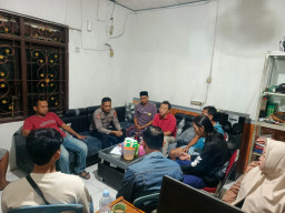 Diduga Mesum di Balai Desa, Kasun dan Perangkat Desa di Gresik Digerebek Warga