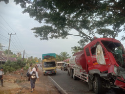 Kecelakaan di Lara Karossa: Tabrakan Truk Tangki dan Truk yang Ganti Ban, Polantas Imbau Pengendara Utamakan Keselamatan