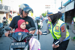 Manis dan Menawan, Polwan Ditlantas Polda Sulbar Peringati HUT ke-78 dengan Aksi Cinta Keselamatan di Jalan Raya