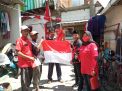 Kader PDIP Surabaya Bagikan Bendera Merah Putih Ke Kampung - Kampung