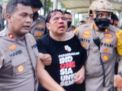 Ade Armando Dianiaya Massa saat Ikut Demo Mahasiswa di Depan Gedung DPR