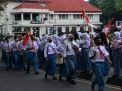 Ribuan Pelajar SMA Di Malang Kibarkan Merah Putih Kelilingi Bundaran Tugu Rayakan Hari Pancasila