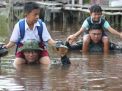 Demi Anak Sekolah, Anggota TNI Terjang Banjir Setinggi Leher