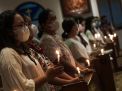 FOTO: Perayaan Malam Paskah di Surabaya