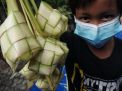FOTO: Kampoeng Dolanan Ajarkan Anak Lestarikan Pembuatan Ketupat