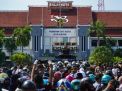 FOTO: Ratusan Warga Asal Madura Padati Balai Kota Surabaya