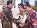 Mantap! Wali Kota Surabaya Terima Penghargaan SPBE Terbaik dari Presiden Jokowi