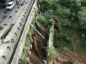 Longsor Di Pinggir Jalan Cekreteg Bogor Sukabumi Belum Juga Di Perbaiki, Kemana Dinas PU Kab Bogor?