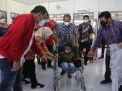 Pemkot Surabaya Beri Kursi Roda kepada Bocah yang Lumpuh sejak Lahir
