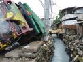 Keberatan Muatan, Truck Pengangkut Kelapa Terguling