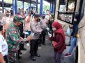 Mobilitas Tinggi, Kapolresta Sidoarjo Bagi-Bagi Masker di Terminal