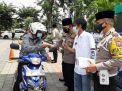 Peringati HPN, Polres Gresik Bersama PWI Gresik Bagikan Ratusan Masker