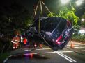 FOTO: Mobil Masuk Sungai di Surabaya