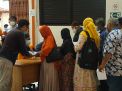 FOTO: Antrian BLT Membludak di Kantor Pos Jemursari