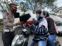 Momen Valentine, Polisi Sidoarjo Beri Buket Masker ke Pengguna Jalan