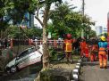 FOTO: Main Handphone, Mobil Terperosok ke Sungai