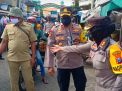 Blusukan ke Pasar, Kapolres Perak dan Kapolsek Asemrowo Bagikan Masker