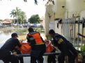 Mayat Diduga Pelaku Jambret Ditemukan Mengapung di Kali Jagir