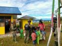 Intip Keakraban Personil Sat Brimob BKO Papua dengan Siswa TK di Nduga