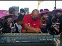 Cewek Berpayung Bikin Heboh di Lomba Sound System, Begini Godaannya