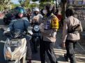 Momen Hari Kartini, Polwan Cantik di Kalsel Bagi-Bagi Takjil