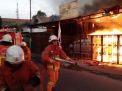 Cafe Brotherhood Ketintang Surabaya Dilalap Api, Mobil Ertiga Terbakar