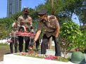 Momentum Hari Bhayangkara ke-75, Kapolda Jatim Ziarah ke TMP 10 November