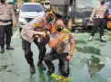 Byurrr!! 5 Personel Polsek Banjarmasin Utara Ritual Mandi Kembang