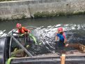 Terkejut Ada Penyeberang Jalan, Sopir Spontan Banting Setir, Mobil Pikap pun Nyemplung Kali Tenggilis