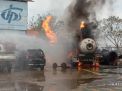 Truk dan Mobil Terbakar saat Mengisi Tabung LPG di Perak Surabaya
