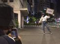Aksi Berfoto-foto Ria Mewarnai Demonstrasi Buruh di Gedung Negara Grahadi Surabaya