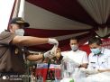 Kejaksaan Negeri Tulungagung Gilas Ribuan Botol Miras