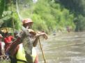 Pladu, Warga Tulungagung Berjejer di Tepi Sungai Tangkap Ikan Mabuk