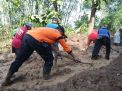 Dibantu TNI Dan BPBD, Warga Bersihkan Material Longsor