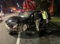 Laka di Jemursari, Nissan Teana Terperosok Sungai hingga Terbalik