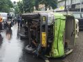 Putar Balik dengan Kecepatan Tinggi, Truk Terguling di MERR