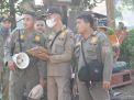 Satpol PP Surabaya Sosialisasikan Penertiban di Bantaran Sungai Kali Tebu, Bantu Angkut Barang yang Tak Terpakai