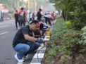 Sambut HJKS ke-731, Seluruh Pegawai Pemkot Surabaya Kerja Bakti Cat Ulang Curbing Median Jalan