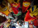 FOTO: Kerajinan Barongsai Berbahan Kertas Bekas di Surabaya