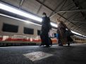 FOTO: Mudik Lebaran Dilarang, Stasiun di Surabaya Masih Ramai