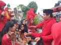 Awali Kampanye, PDIP Bumikan Ganjar - Mahfud dengan "3 Jari" di Surabaya