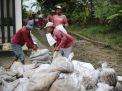 Pemkot Fokus Tangani Banjir di Surabaya Barat, Kebut Pembangunan Tanggul hingga Keruk Saluran