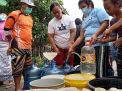 Air PDAM tak Mengalir, Emak-Emak di Surabaya Barat Bajak Truk Tangki