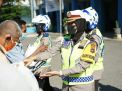Setelah Abang Becak, Polwan Presisi Polda Kalsel Sambangi Sopir Angkot
