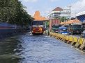 Dampak Gerhana Bulan Total, Banjir Rob Genangi Jalan Pesisir Surabaya