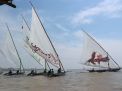 Semarak HUT RI ke-76, Lomba Balap Perahu Layar Tradisional di Pantai Kenjeran Surabaya