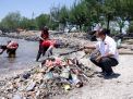 Sampah Menumpuk akibat Rob di Pantai Kenjeran, Wawali Surabaya Armuji Respon Cepat ke Lokasi
