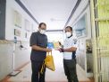 Tinjau PTM di Dua Sekolah dengan Bersepeda, Wawali Armuji Dihadiahi Buku Karya Siswa SMPN 6 Surabaya