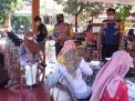 Pastikan Vaksinasi Lancar, Bhabinkamtibmas Polsek Wonocolo Monitoring Vaksin di Joglo